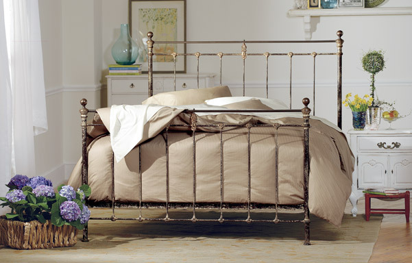 Newfield High Foot Bed in vintage iron with antique brass